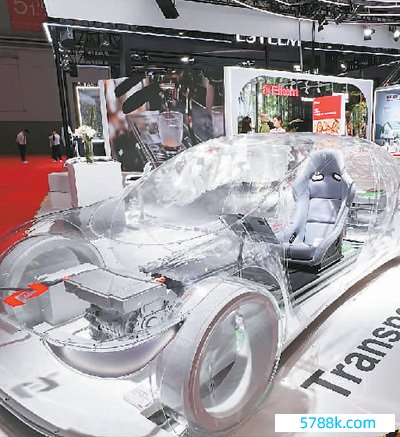 第六届进博会上，埃肯公司展出了欺诈于汽车的TCS有机硅东说念主造革座椅、安全气囊等居品。　　本报记者 廖睿灵摄