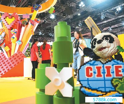 11月5日，在第六届进博会铺张品展区，乐高集团展台展出的“玩乐之心”主题装配。　　新华社记者 丁 汀摄